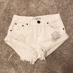 TOBI WHITE DENIM SHORTS SIZE 24